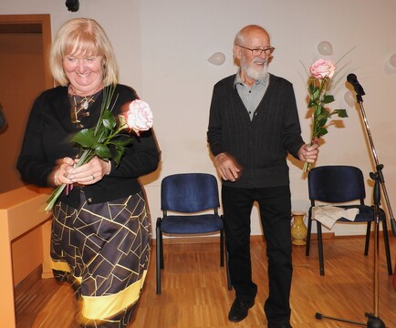 Ivan se je nastopajočim zahvalil z vrtnico